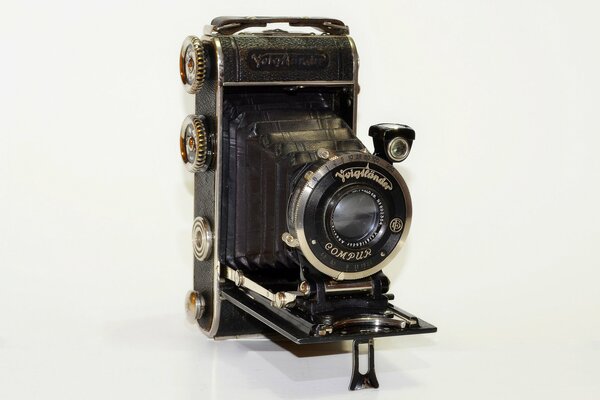 A 1933 voigtlander inos ii CAMERA WITH A LARGE LENS