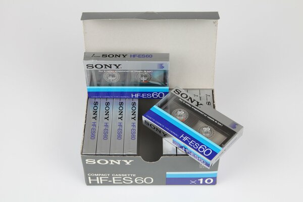 Sony Audio-Kassetten-Box auf grauem Hintergrund