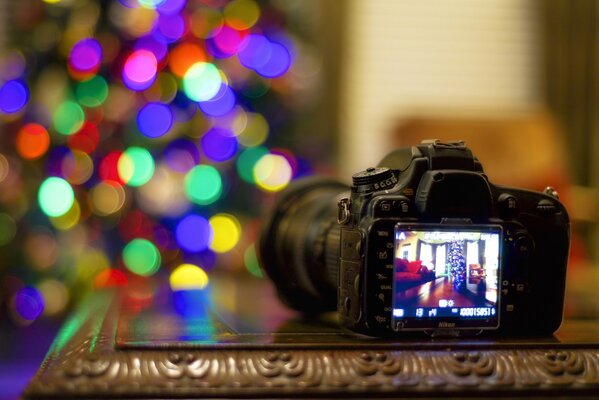 Fotocamera digitale sul tavolo con interni al forno