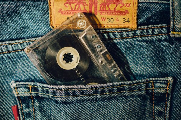 Cassette que sobresale del trasero de Corman jeans