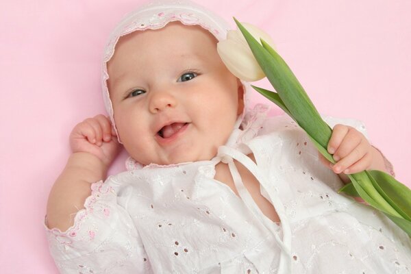 Adorable chica con tulipán blanco