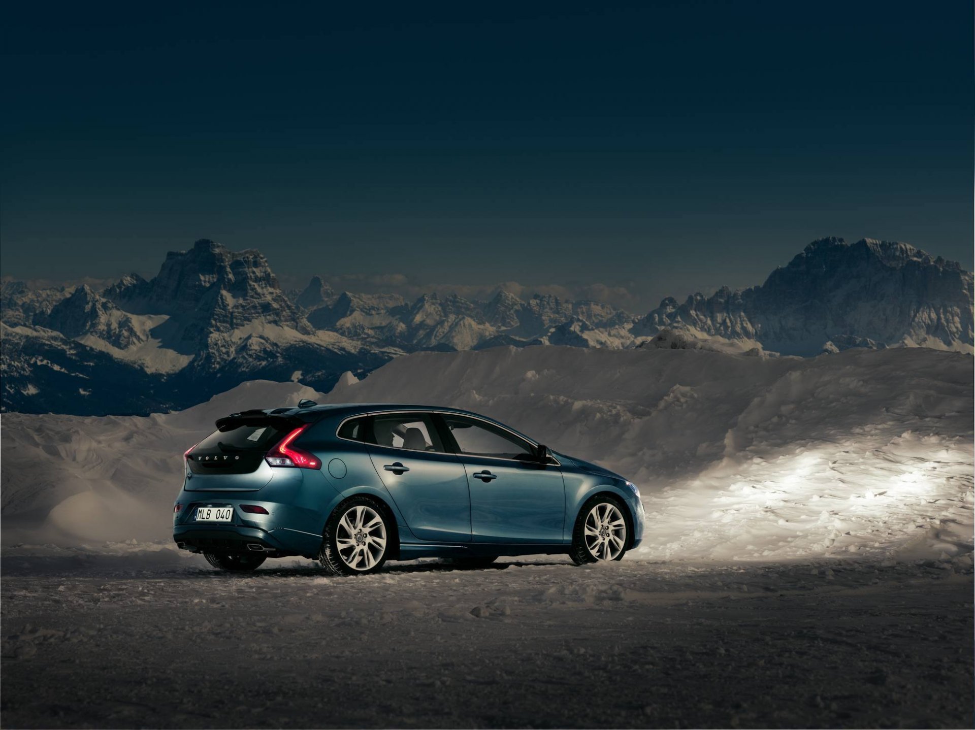 volvo v40 crépuscule neige montagnes ciel voitures