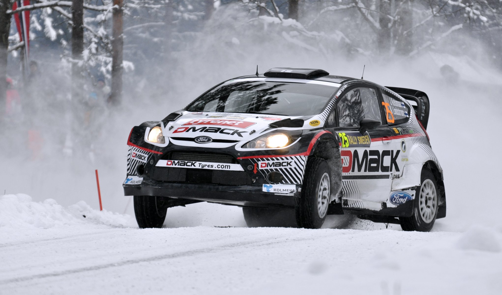 ford fiesta wrc rally auto coche deporte carrera frente faros capucha invierno nieve