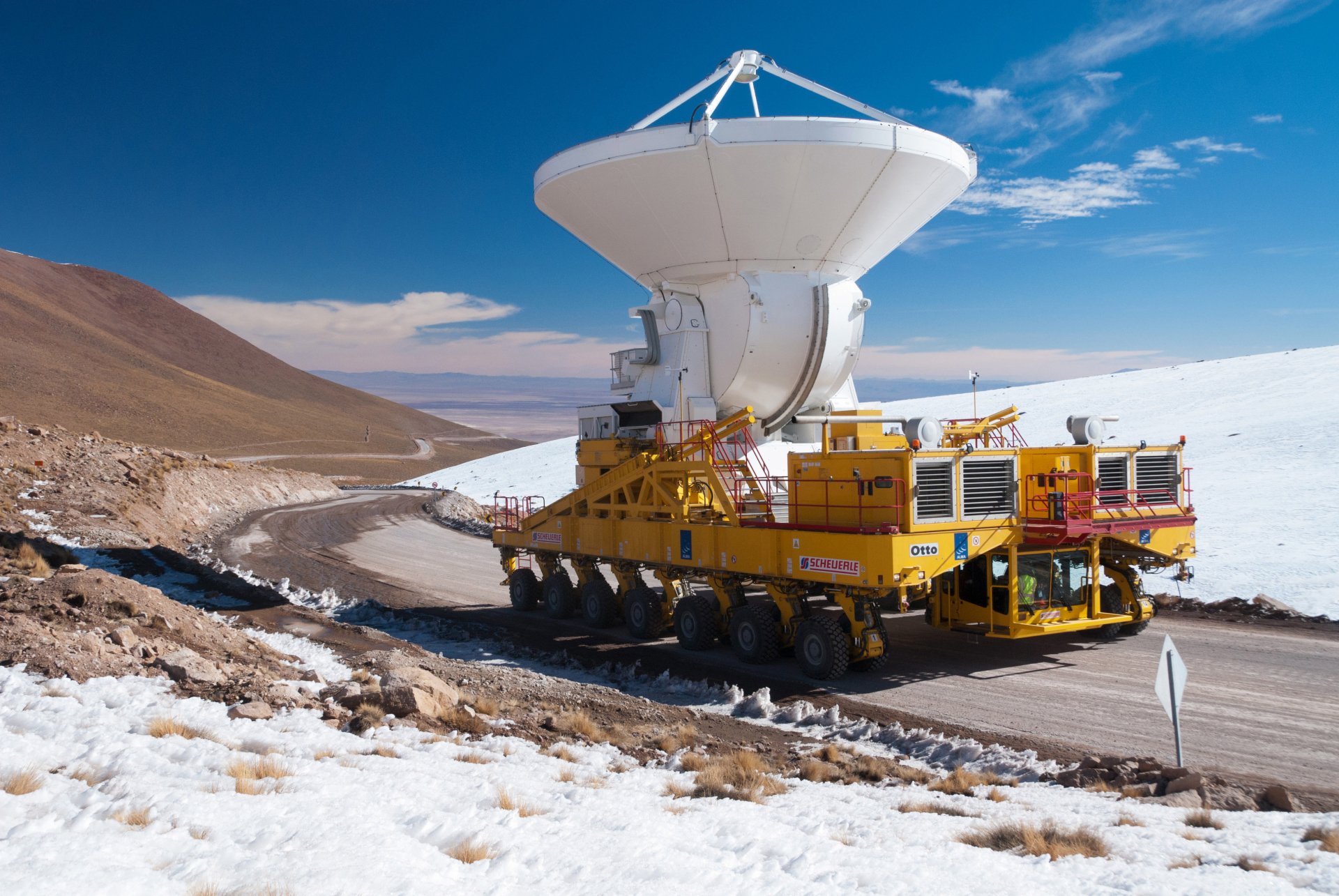 alpine plateau chajnantor desert atacama north chile track 14x2-wheel special tractor transporter power installation pulls antenna is the large in the world radio telescope height 5000 m n / levels sea mountain travel my planet wallpaper