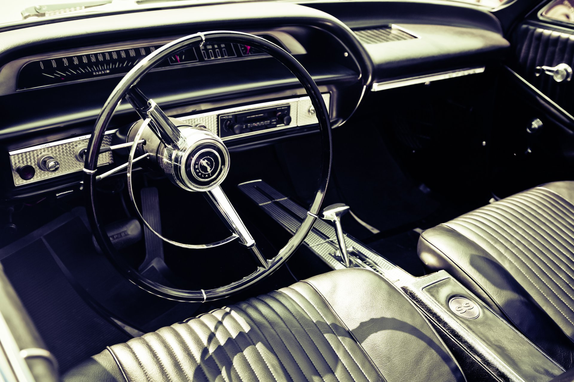 fotograf marcus spiske zdjęcie muscle car interieur samochód wnętrze kierownica panel instrumenty skóra