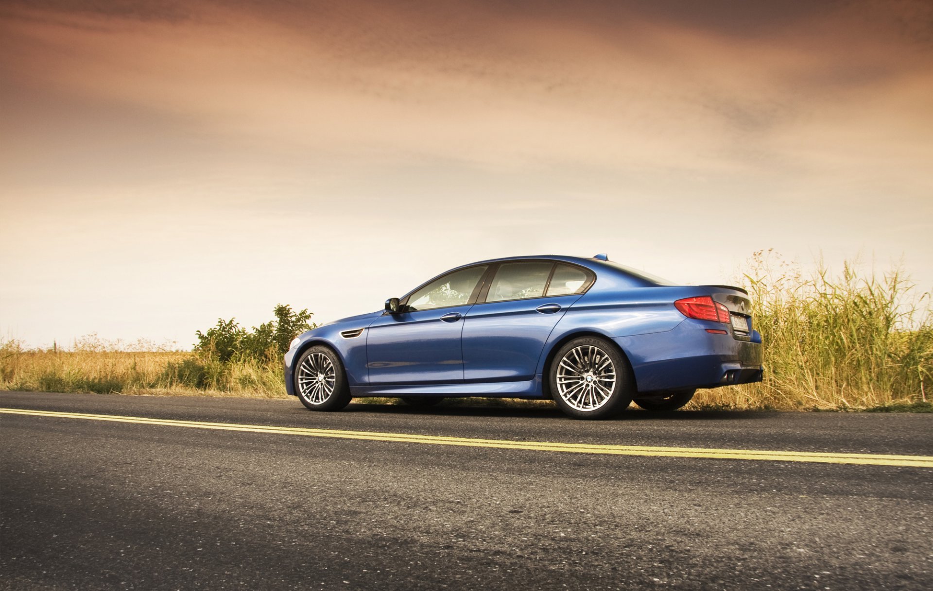 bmw m5 f10 azul bmw carretera cielo nubes azul