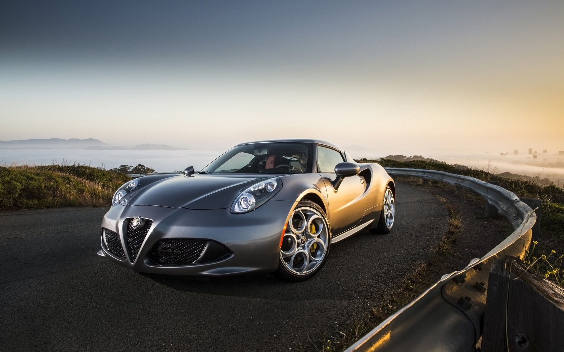 alfa romeo srebrny 4c droga sunfall