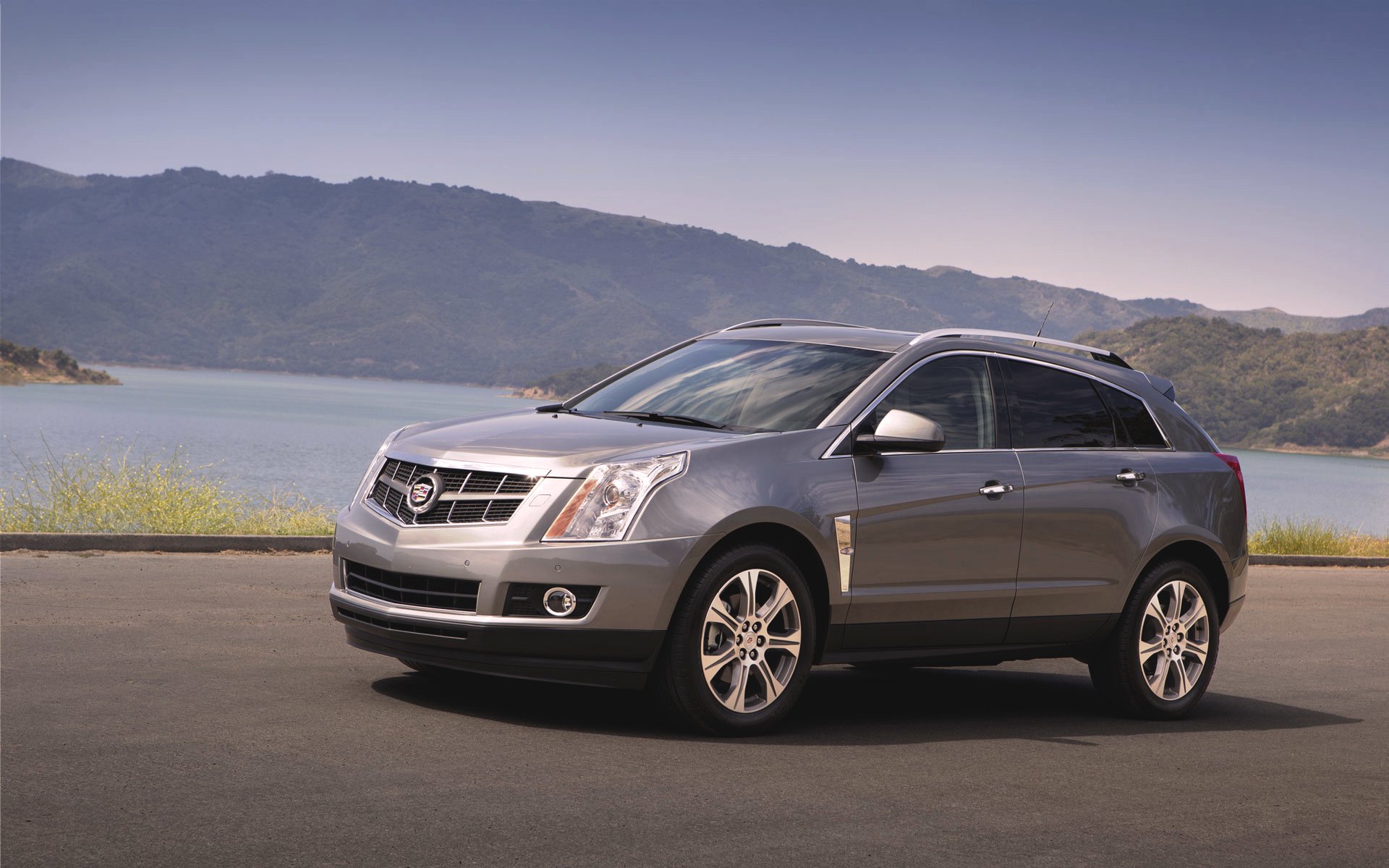 cadillac srx suv auto grigio giorno auto montagne lago