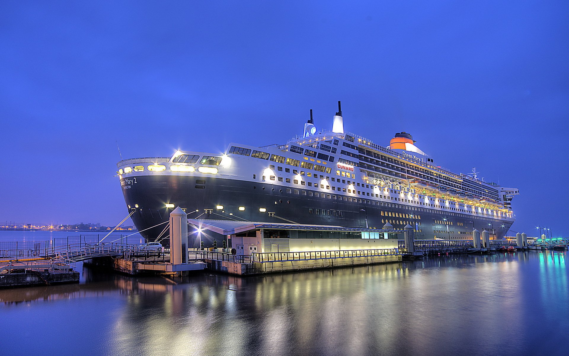 queen mary 2 liverpool puerto ciudad noche