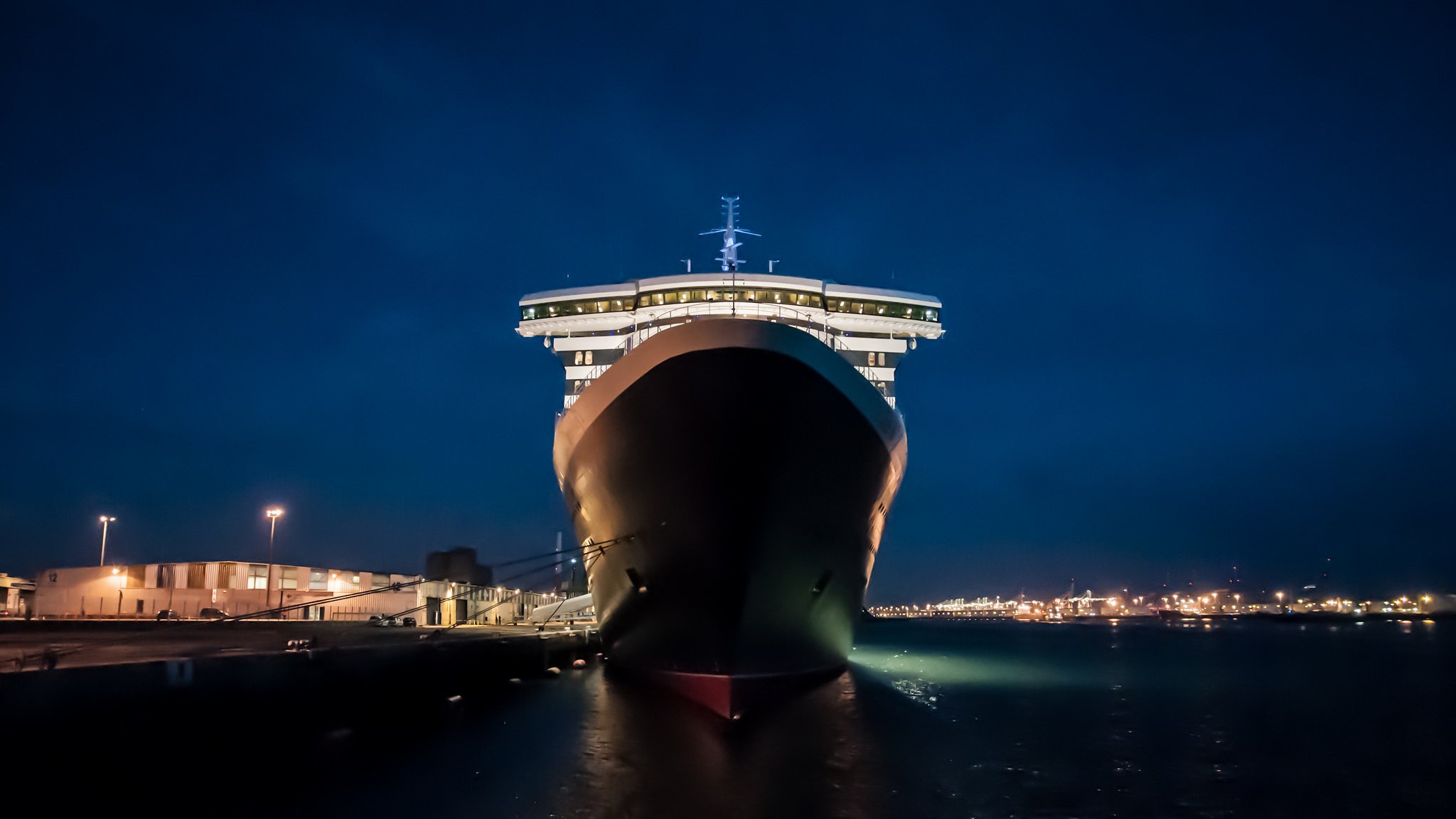 queen mary 2 le havre francja port noc