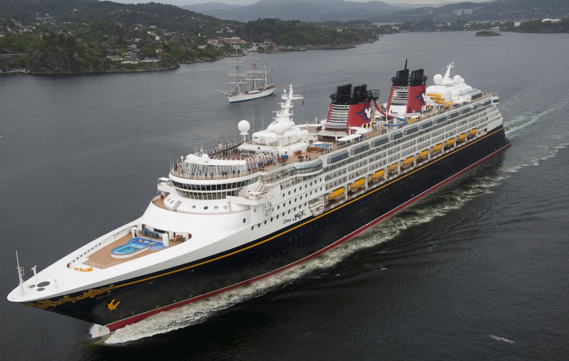 disney magic bergen norwegen nordsee liner kreuzfahrt segelboot meer