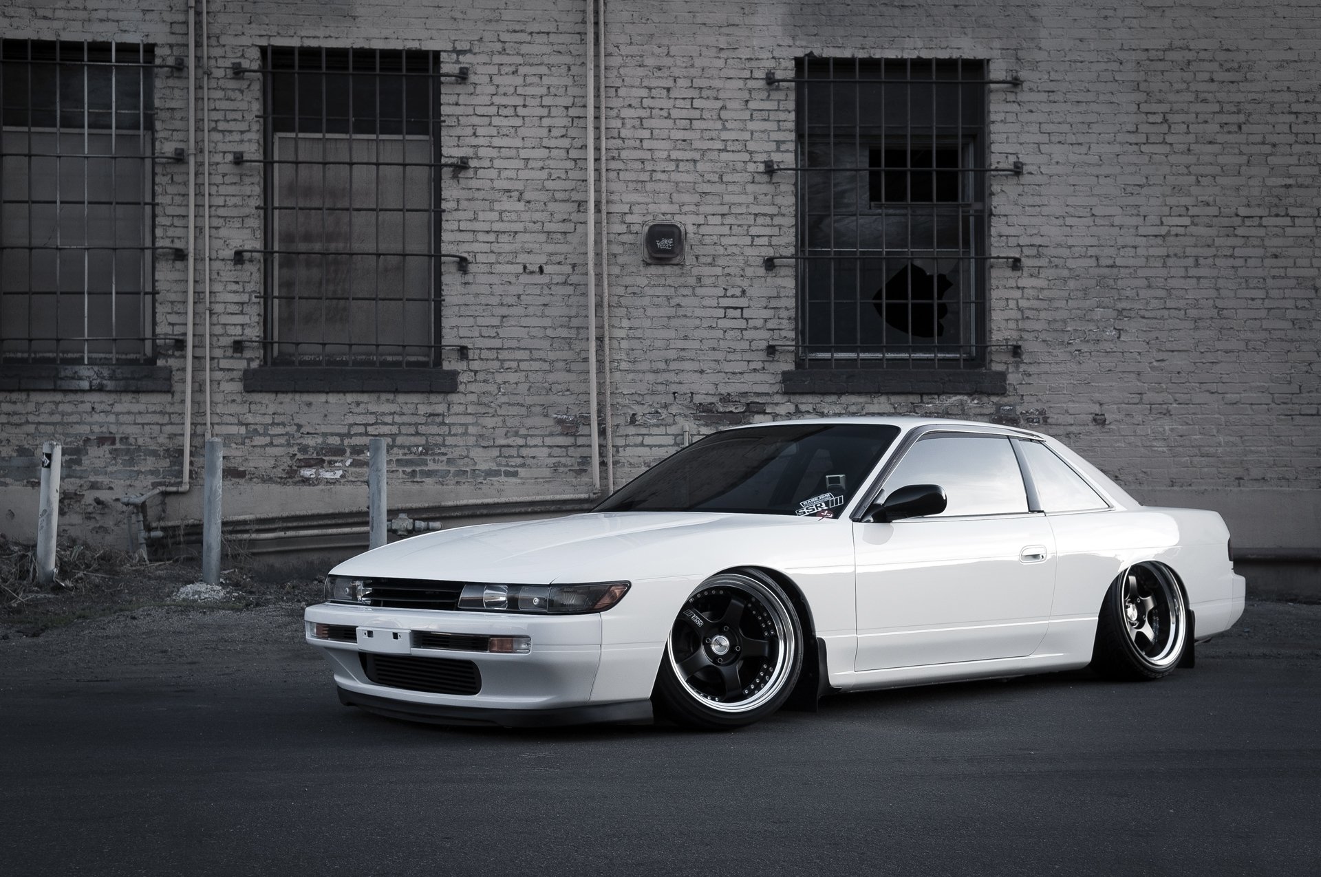 nissan silvia s13 posición blanco pared ladrillo rejillas ventanas