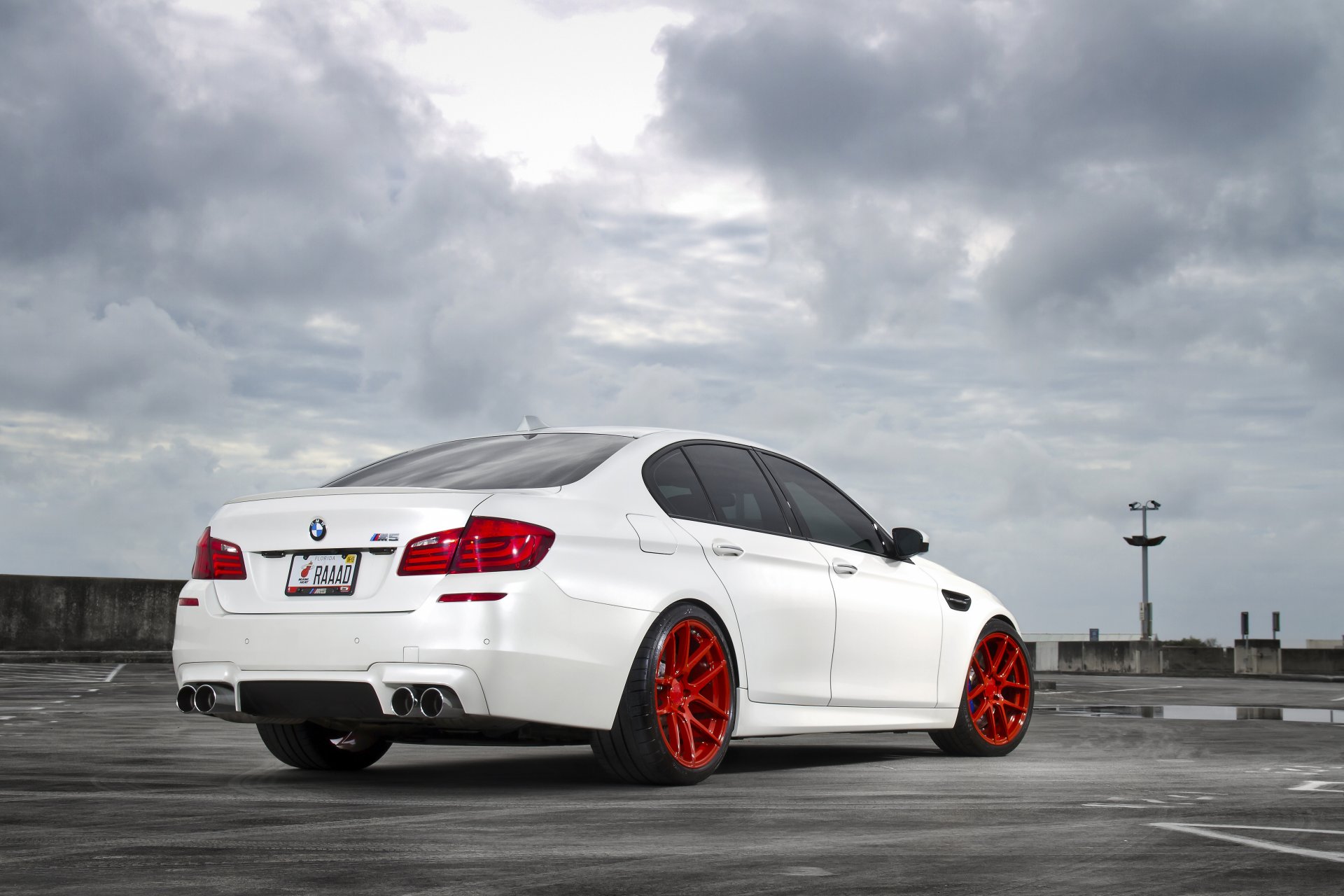 bmw m5 f10 blanc bmw arrière ciel nuages