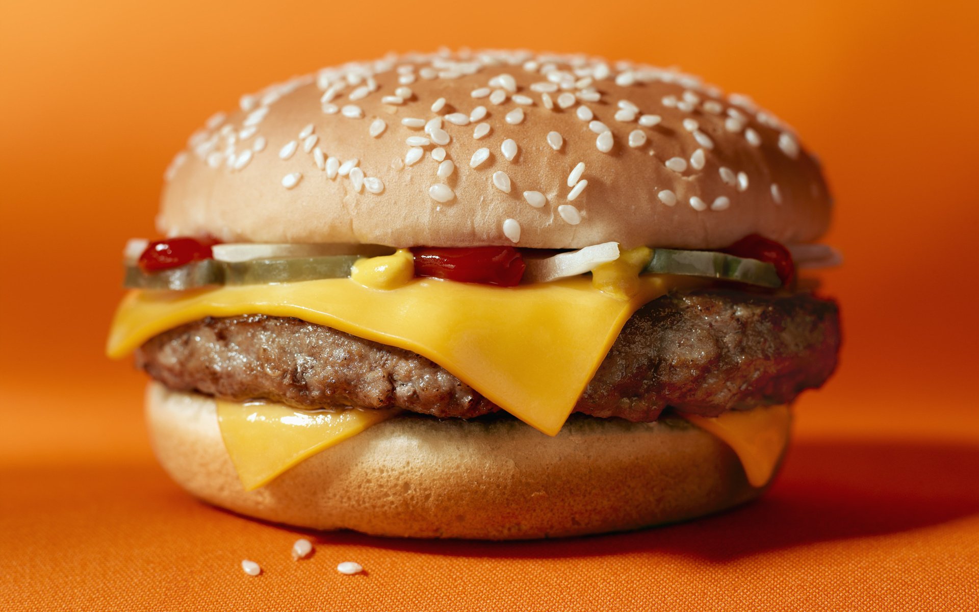 comida sésamo delicioso hamburguesa queso bollos hamburguesa con queso bollo carne fondo cálido chuleta salsa ketchup pepinos comida rápida