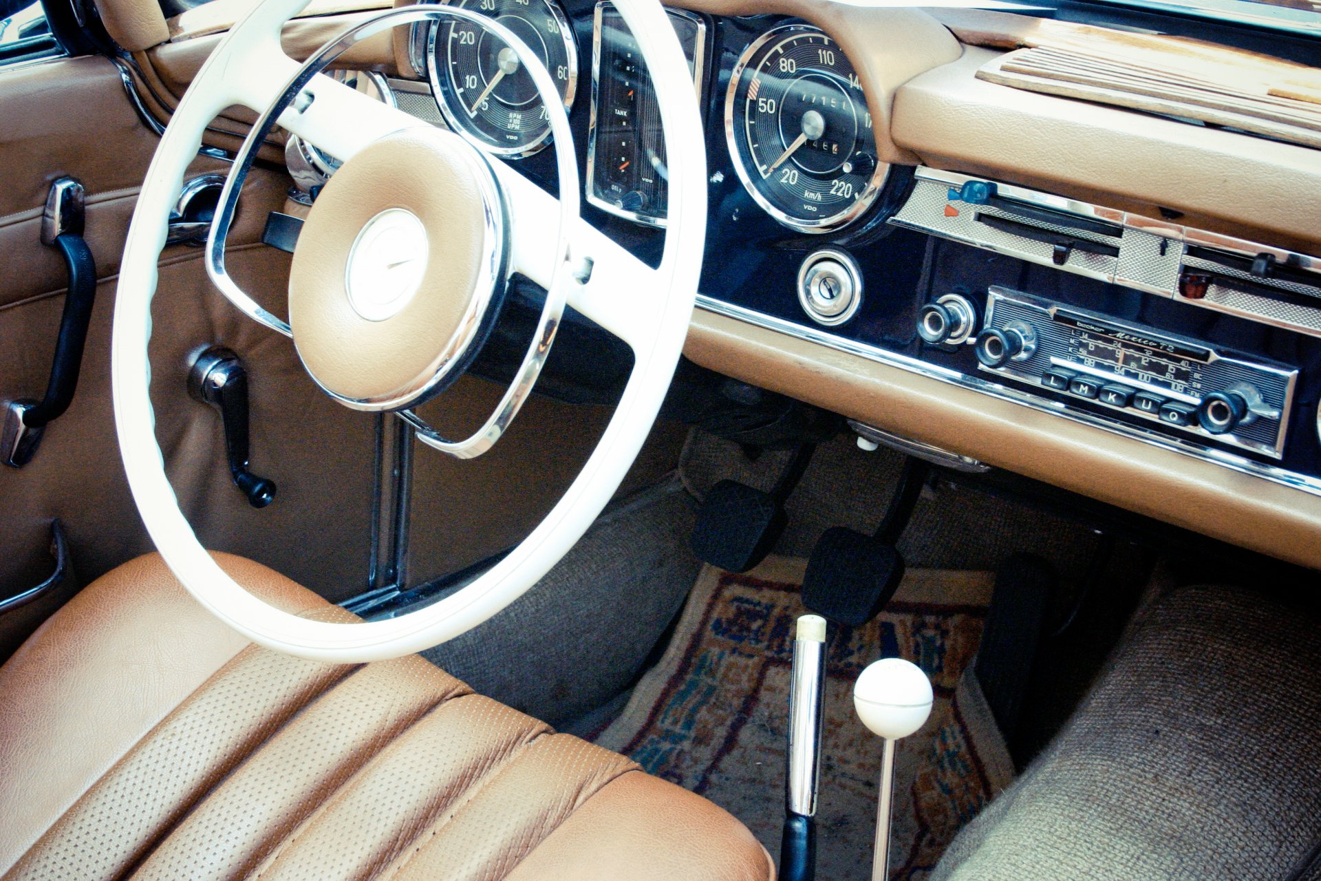 photographe markus spiske photo mercedes benz pagode w113 voiture intérieur volant panneau instruments cuir