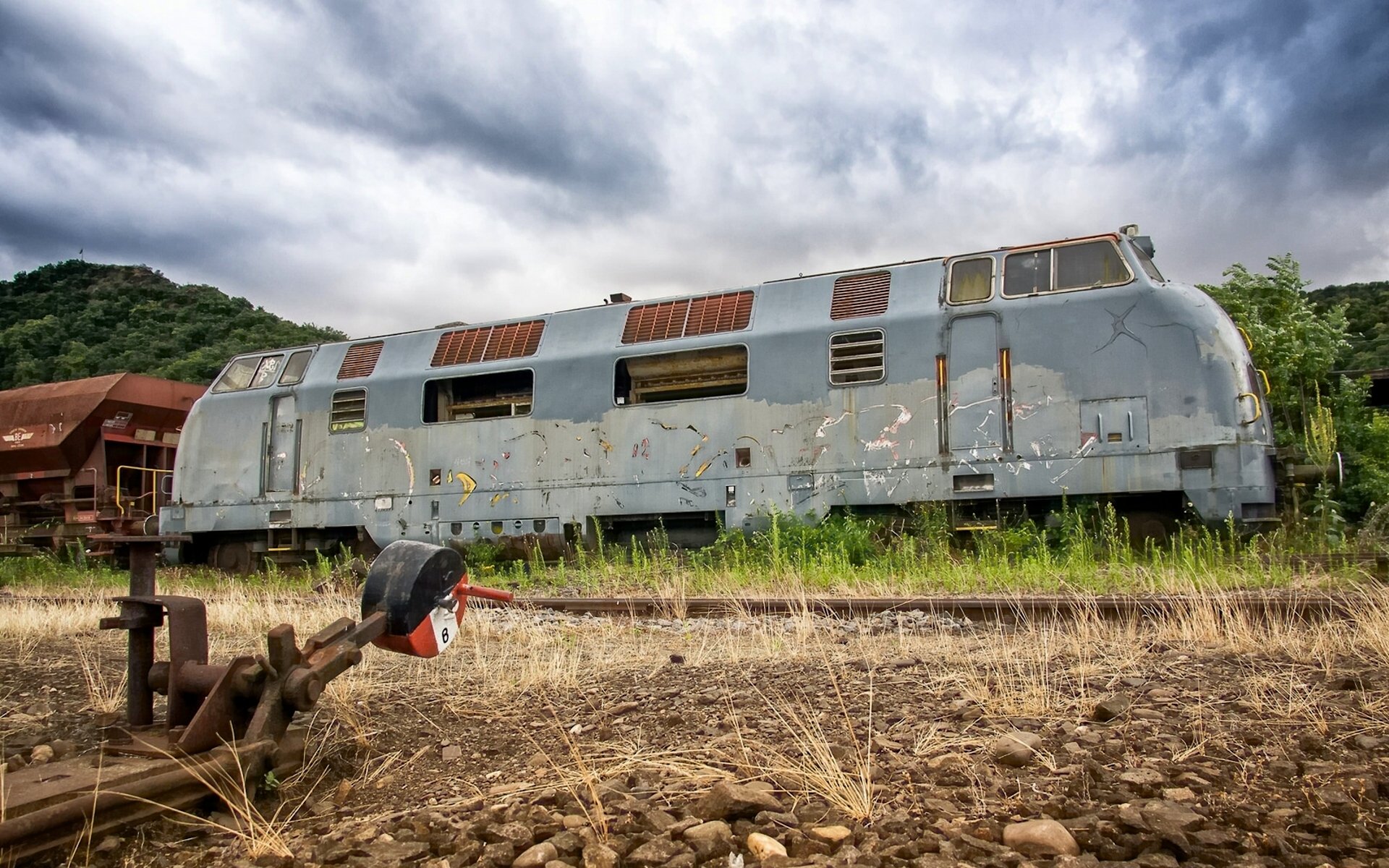 siamo persone pacifiche ma il nostro treno blindato è in piedi su un binario di scorta una locomotiva