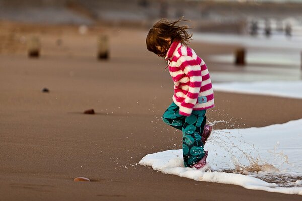 Chica en el mar de surf mojado los pies