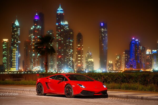 Lamborghini rosso sullo sfondo della città