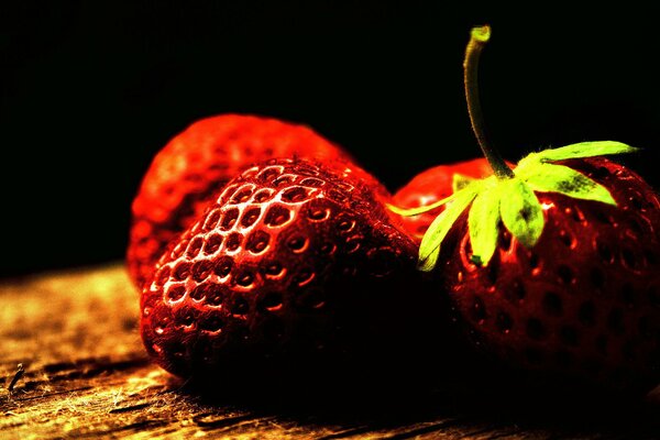 Frische Erdbeeren auf dunklem Hintergrund