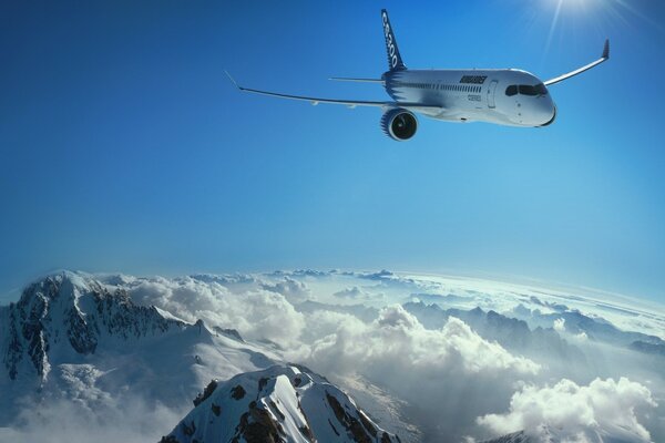 Aereo su uno sfondo di cielo blu, volando sopra le montagne innevate