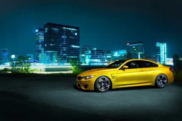 BMW sur le fond de la ville de nuit