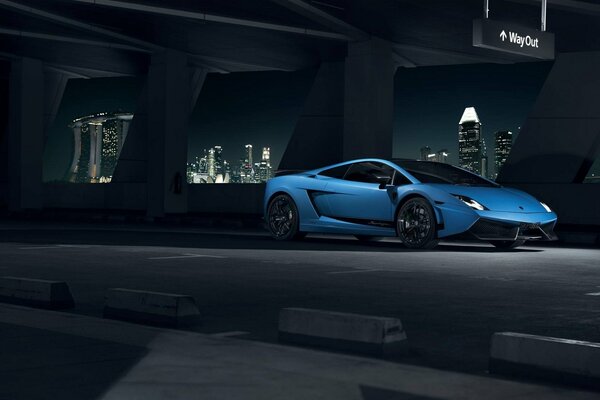 Blauer Gallardo auf Nacht Stadt Hintergrund