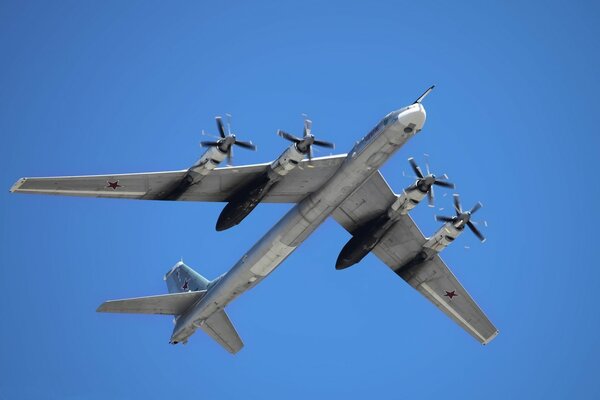 Bombardero soviético y ruso tu-95ms en vuelo