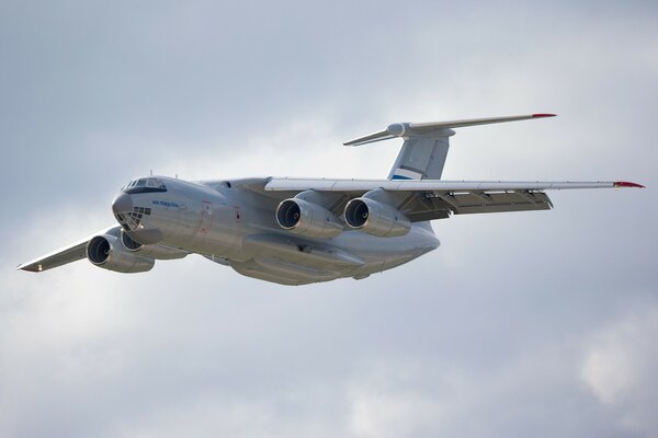 Il-76md. Russisch. Himmel. Das Flugzeug