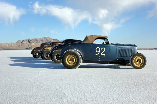 Vintage de carreras de coches en el desierto de Estados Unidos