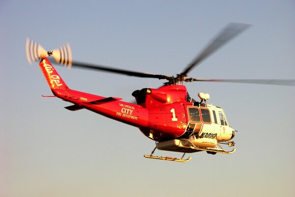 Hélicoptère sur fond de coucher de soleil à Los Angeles