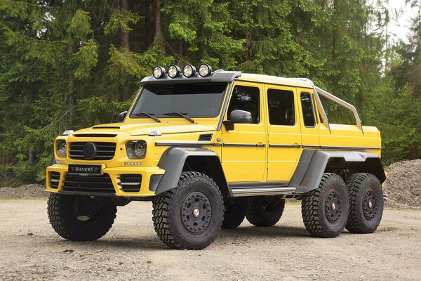 SUV 6x6 Mercedes Benz jaune pick-up