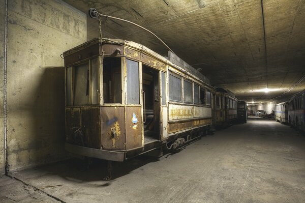 Zabytkowy opuszczony garaż dla tramwajów