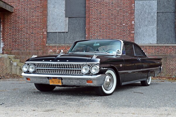 Ford Galaxy Vintage sur fond de mur de briques