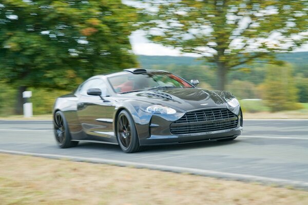 Supercar aston Martin a velocità su strada