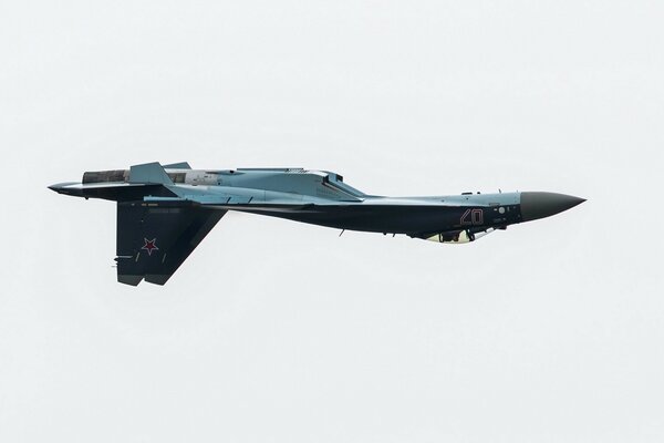 Das su-35-Flugzeug macht auf einer Flugshow Luft-Stunts