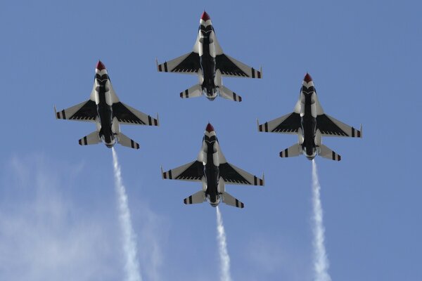 QUATRE AVIONS DE CHASSE VOLENT DANS LES RANGS