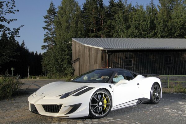 Ferrari blanco con Tuning