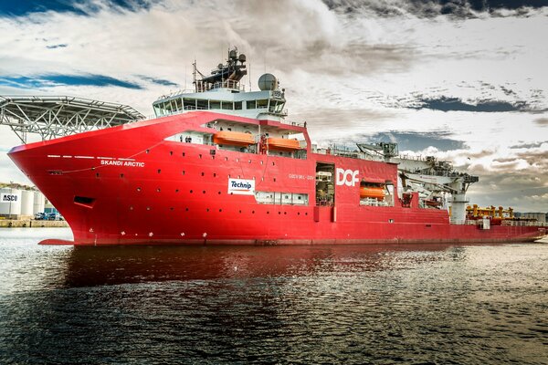 Barco rojo en el Ártico en el agua