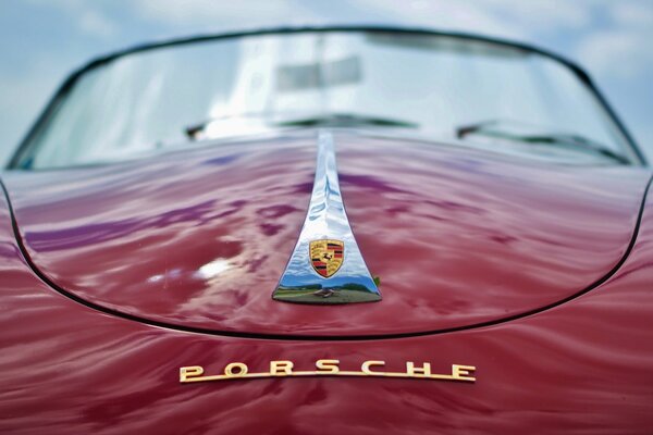 Vue rapprochée du capot de voiture Porsche rouge