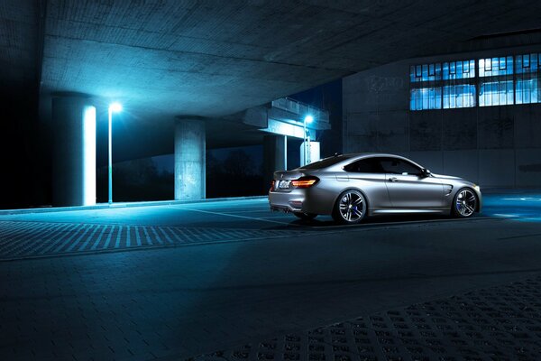 BMV f82 à l arrière dans le garage de nuit