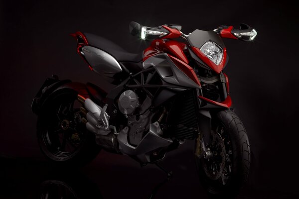 Mv agusta rivale rouge et noir sur fond noir