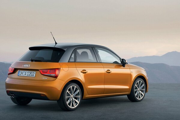 Audi A1 naranja en las montañas