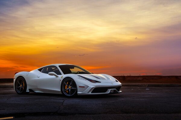 Ferrari bei Sonnenuntergang schöne Aufnahme