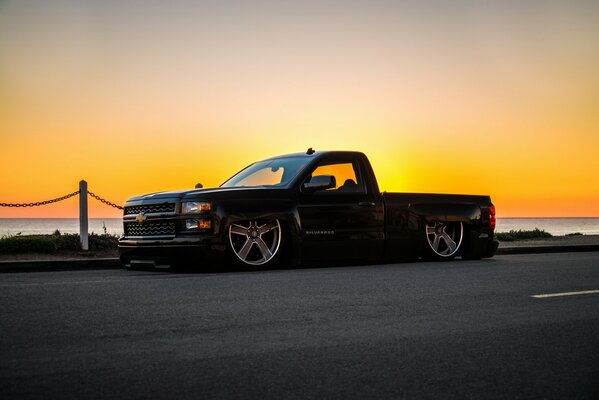 Pick-up chevrolet silverado noir au coucher du soleil