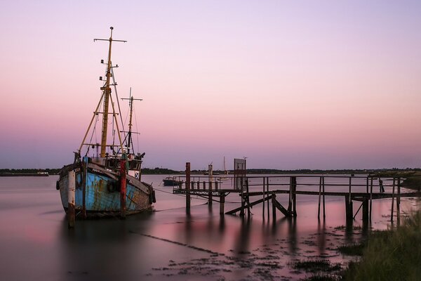 La vecchia barca naviga verso il molo