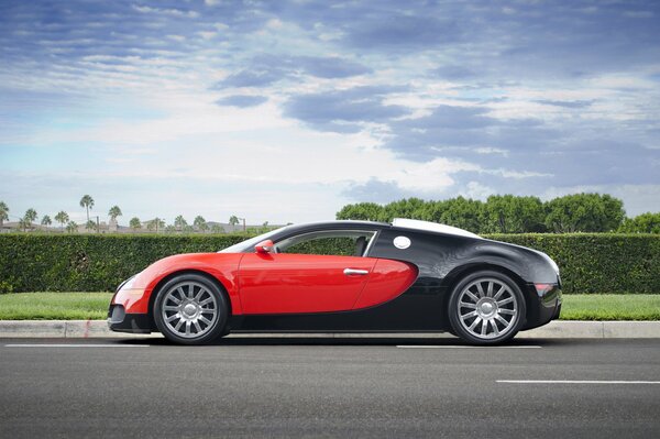 Voiture de sport avec des couleurs noir et rouge