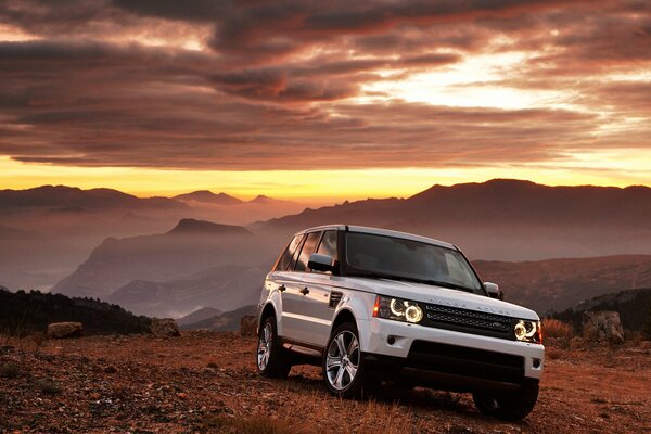 Biały Range Rover o zachodzie słońca