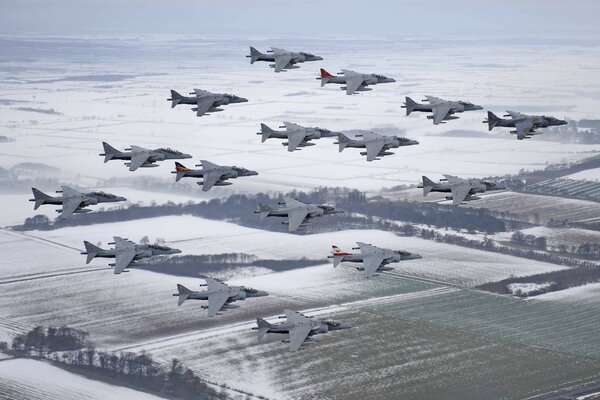 Gli aerei d attacco av-8b sorvolano il campo in formazione