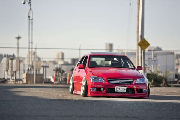 Lexus sintonizado rojo con suspensión neumática