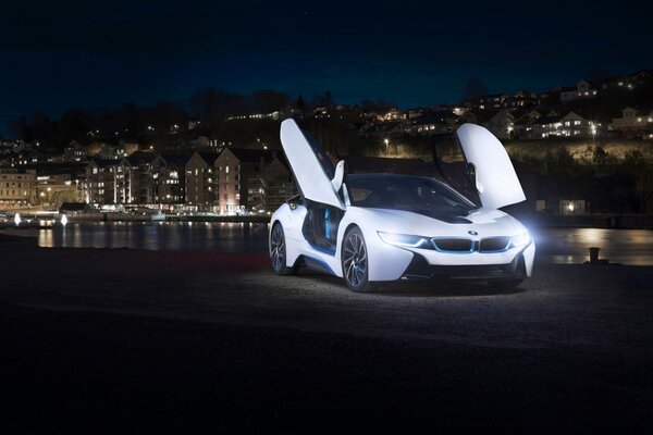 Bianco bmw i8 con porte aperte sullo sfondo del fiume carta da parati